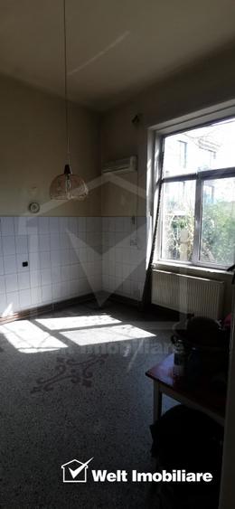 Apartament cu 3 camere semidecomandat în P-ța Mihai Viteazul