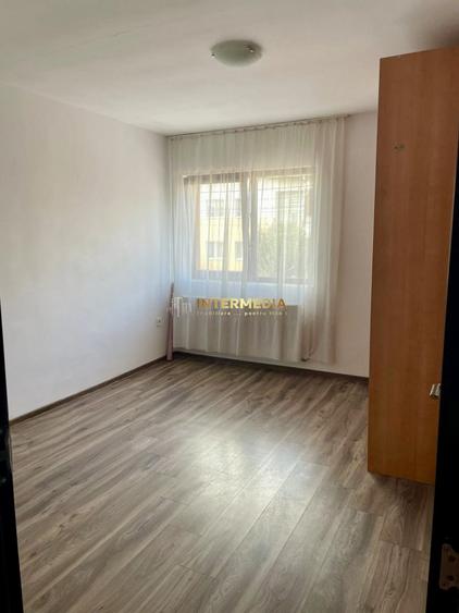 Duplex cu 4 camere cu Canalizare în Micești