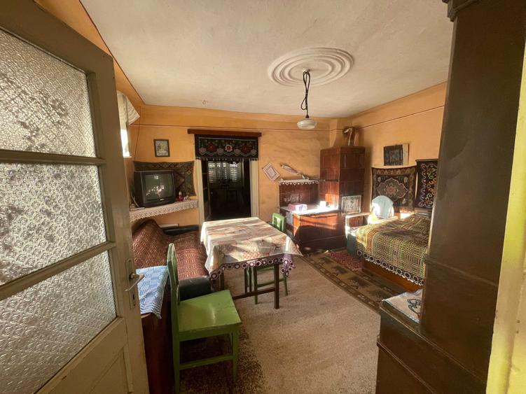 Casă cu 3 camere semidecomandat în Câlnic
