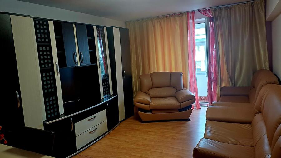 Apartament cu 3 camere decomandat în Amara