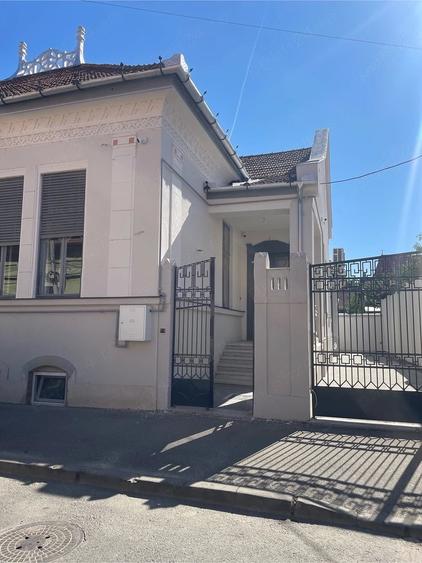 Casă cu 7 camere cu Teren 892 Mp în Central