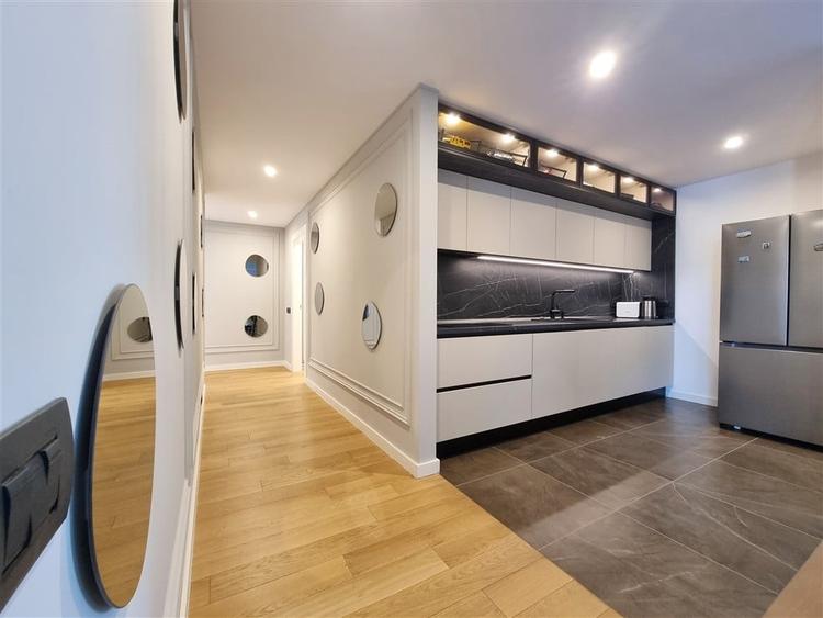 Apartament cu 4 camere semidecomandat, mobilat în Herăstrău