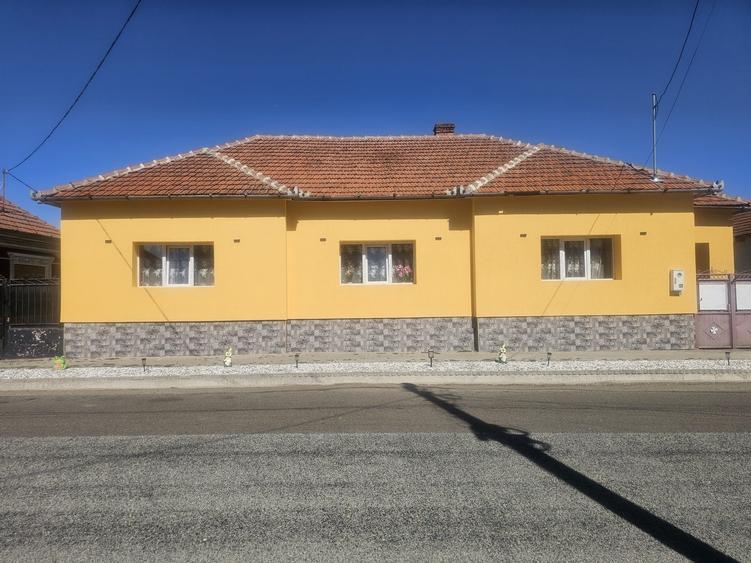 Casă cu 4 camere în Cărand