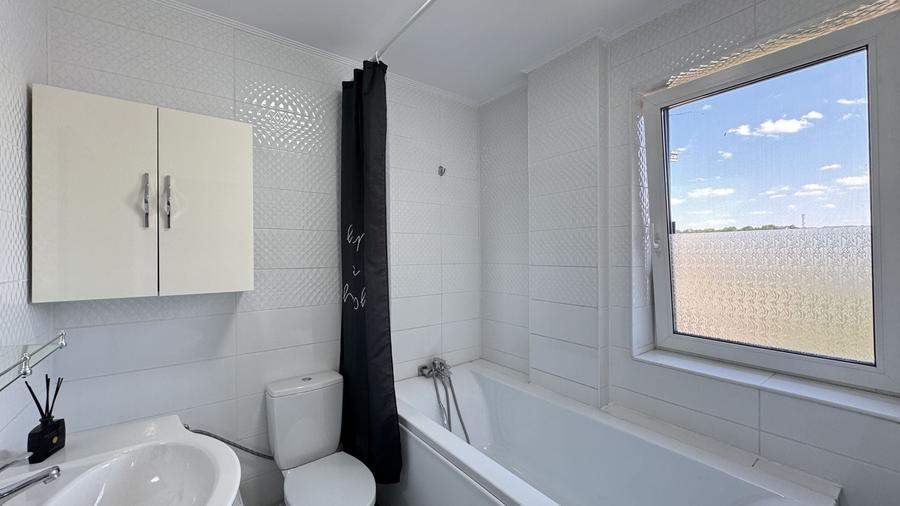 Apartament cu 3 camere semidecomandat, mobilat în Dâmbul Rotund