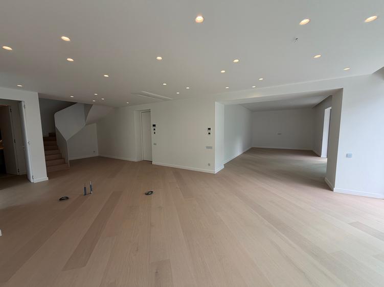 Apartament cu 4 camere decomandat în Aviației