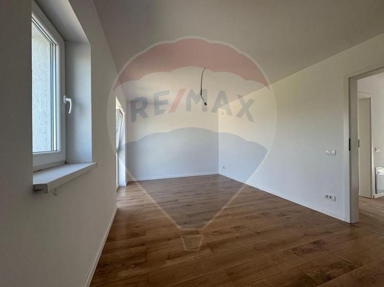 Casă individuală cu 4 camere cu Teren 450 Mp în Săbăreni