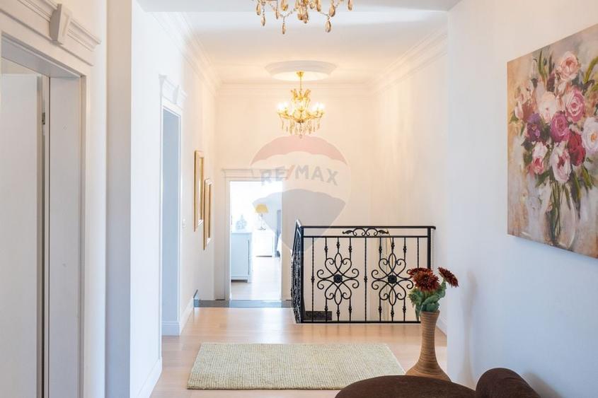 Casă individuală cu 7 camere cu Teren 868 Mp în Trivale