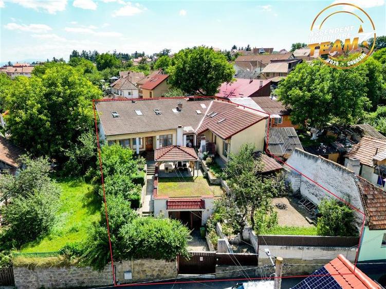 Casă individuală cu 9 camere cu Canalizare în Central