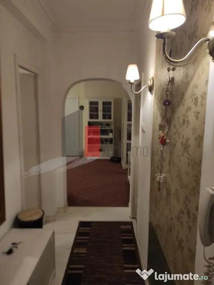 Apartament cu 3 camere semidecomandat în Universitate