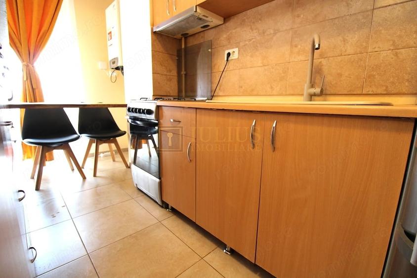 Apartament cu 3 camere decomandat în Girocului