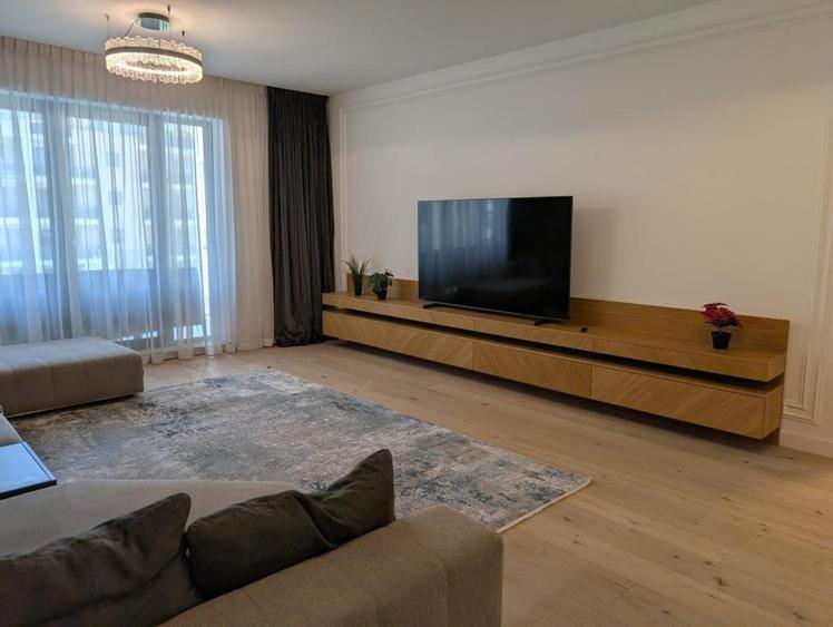 Apartament cu 3 camere semidecomandat în Aviației