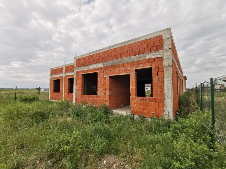 Casă individuală cu 6 camere cu Canalizare în Torontalului