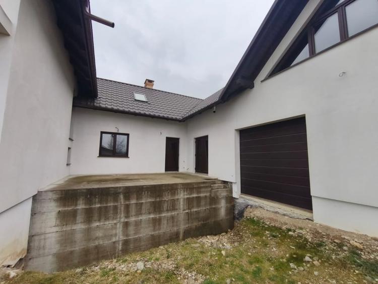 Casă individuală cu 7 camere cu Garaj în Marginea