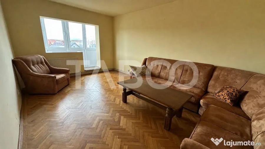 Apartament cu 4 camere decomandat în Ștrand