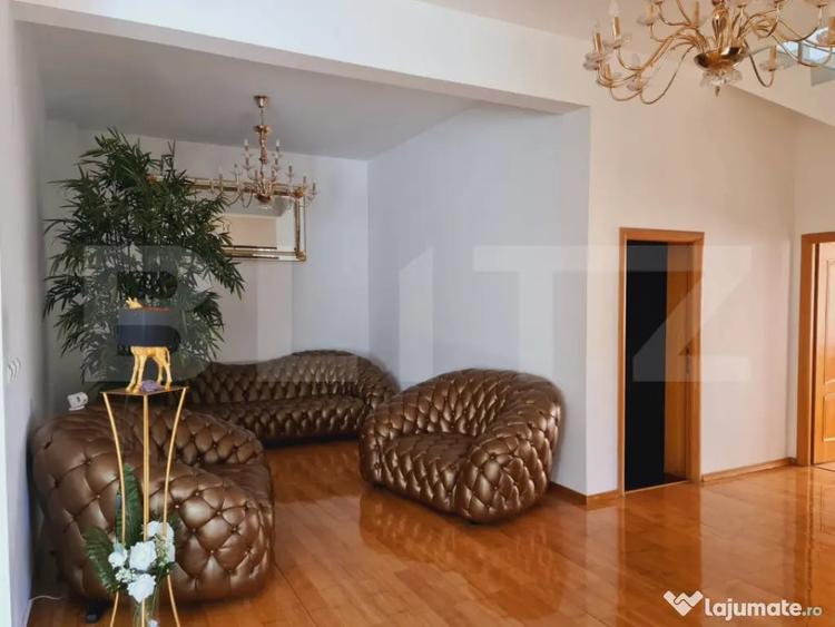 Casă cu 7 camere cu Teren 700 Mp în Central