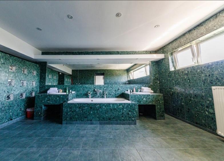 Casă individuală cu 7 camere cu Teren 1000 Mp în Girocului