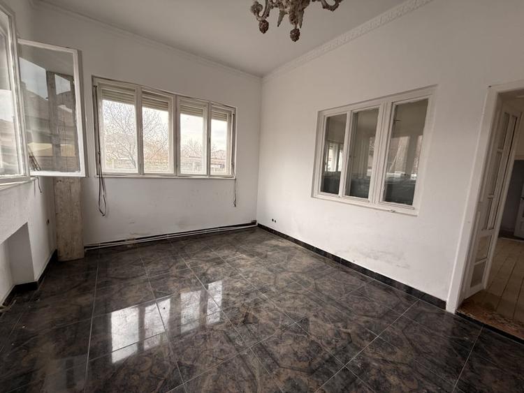 Casă individuală cu 6 camere cu Canalizare în Central
