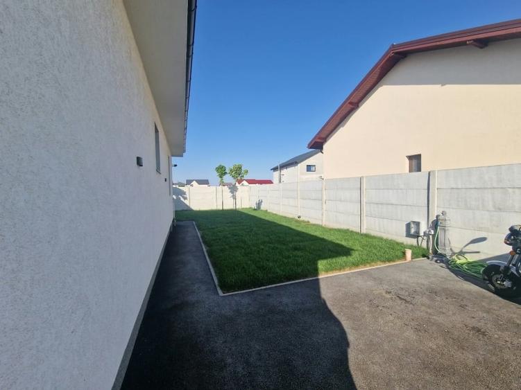 Casă individuală cu 4 camere cu Canalizare în Domnești