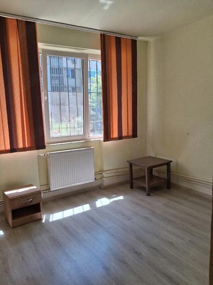 Vand apartament, 2 camere, parter, situat in Olteni?a, jud.Calarasi, zona centrala, pre? 45000 euro - 1
