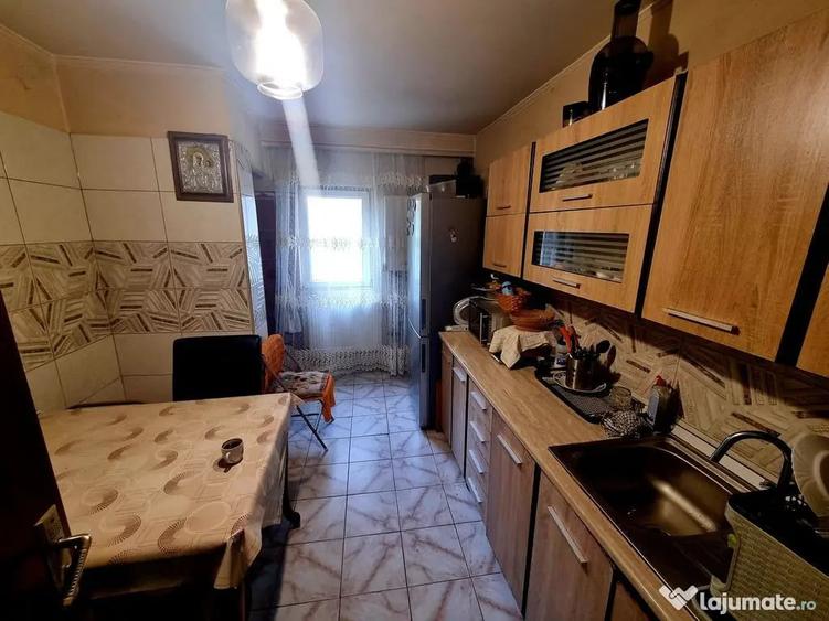 Apartament cu 4 camere decomandat în Dacia
