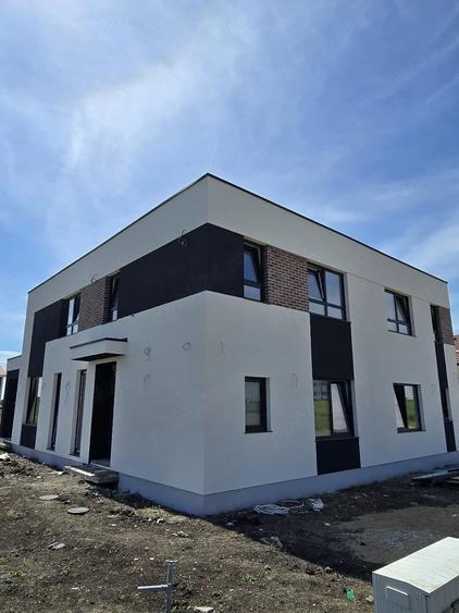 Casă cu 5 camere cu Teren 277 Mp în Torontalului