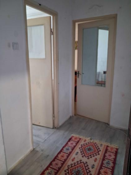 Apartament cu 3 camere semidecomandat în Dacia
