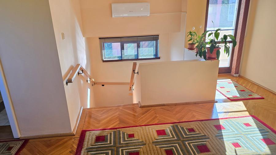 Casă individuală cu 5 camere cu Teren 174 Mp în Central