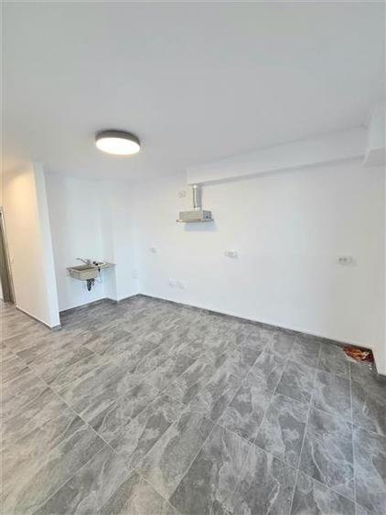 Apartament cu 3 camere semidecomandat în Exterior Nord