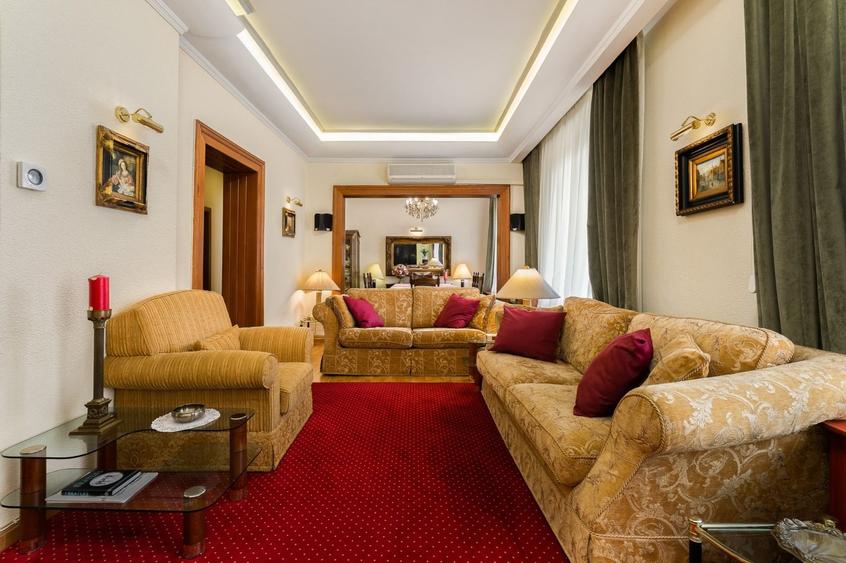 Casă individuală cu 6 camere cu Canalizare în Rosetti