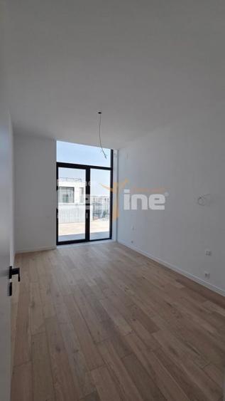 Penthouse cu 4 camere decomandat în 13 Septembrie