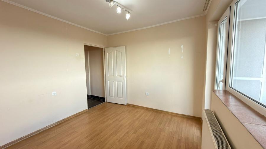 Apartament cu 3 camere semidecomandat în Nord-Vest