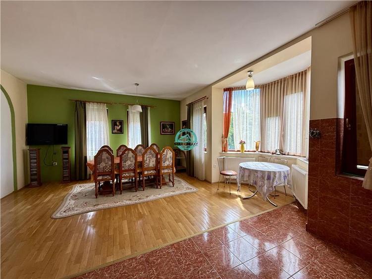 Casă individuală cu 8 camere cu Canalizare în Sângeorgiu de Mureș
