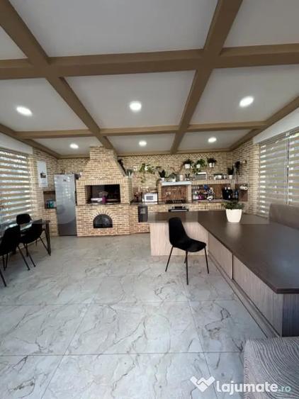 Casă cu 5 camere cu Teren 3600 Mp în Central