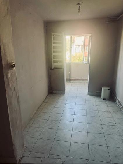Apartament cu 3 camere decomandat în Aradului