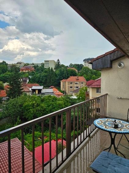 Apartament cu 3 camere semidecomandat, mobilat în Central