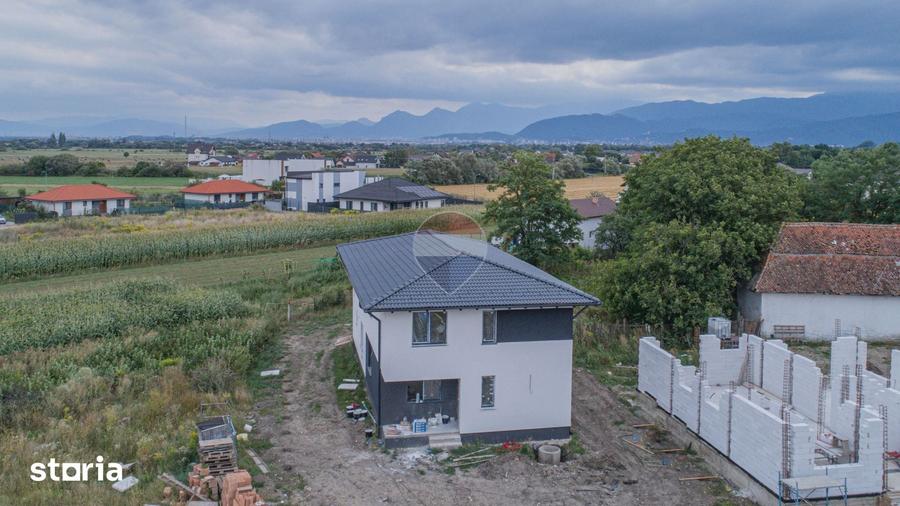 Casă cu 4 camere cu Teren 500 Mp în Stupini
