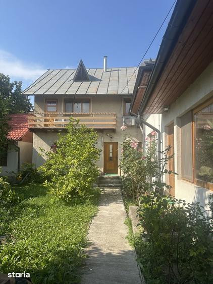 Casă cu 8 camere cu Teren 1300 Mp în Poiana