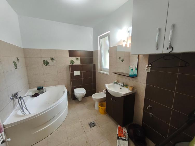 Duplex cu 7 camere cu Canalizare în Chișoda
