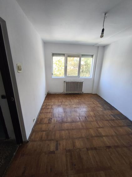 Apartament cu 3 camere semidecomandat în Govândari