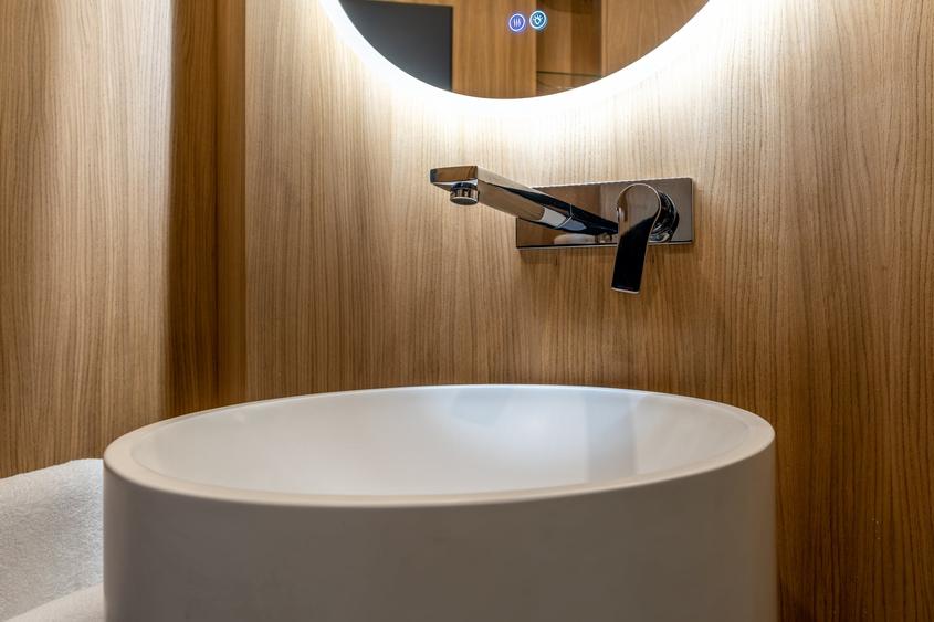 Apartament cu 4 camere semidecomandat, mobilat în Central