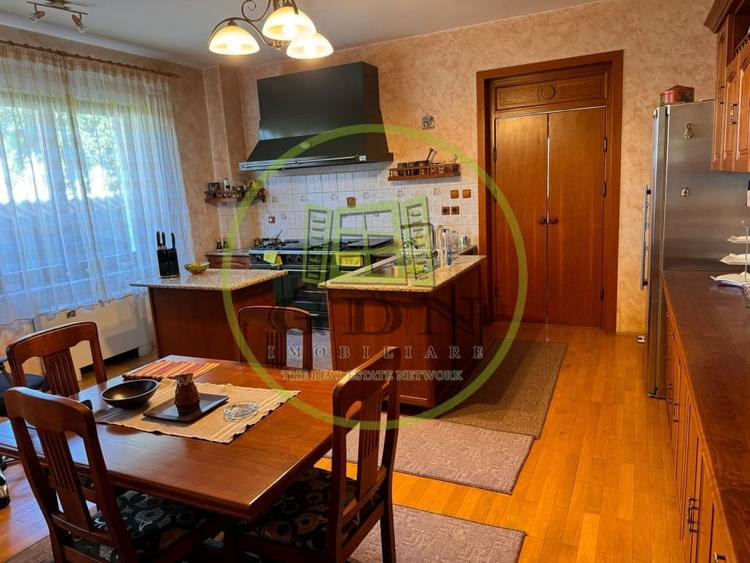 Casă individuală cu 12 camere cu Piscina în Bariera Vâlcii