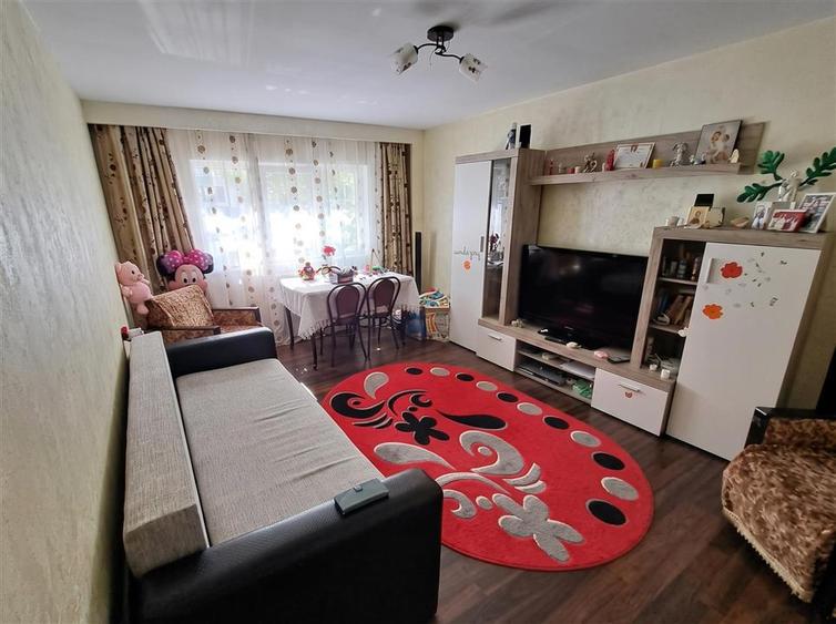 Apartament cu 3 camere decomandat, mobilat în Obcini