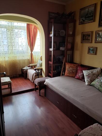 Apartament cu 3 camere decomandat, mobilat în Poarta 6
