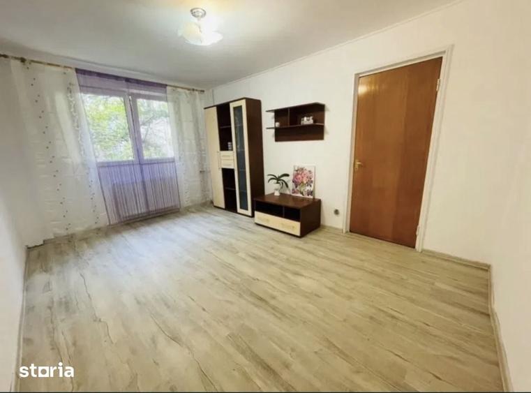 Apartament cu 3 camere decomandat în Tei