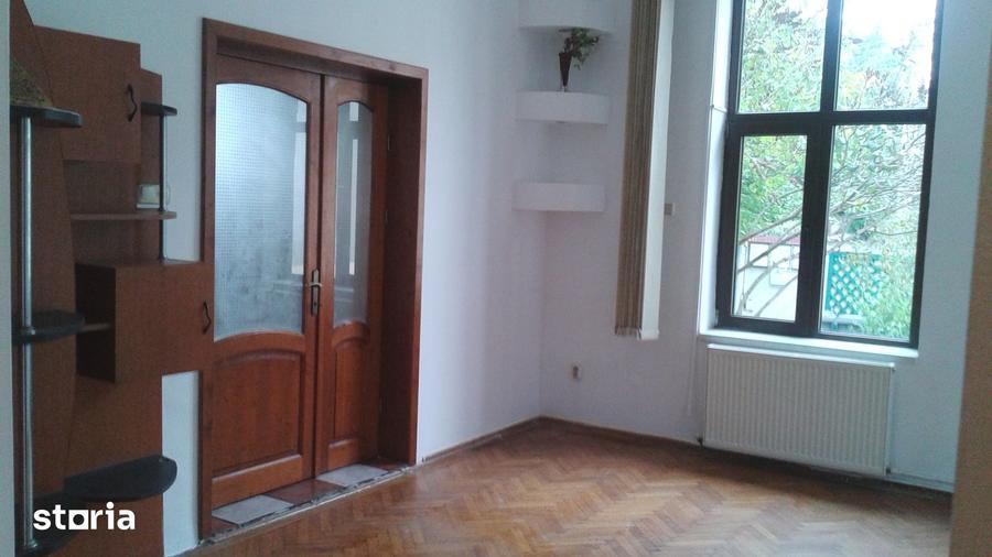Casă cu 4 camere cu Teren 240 Mp în Central