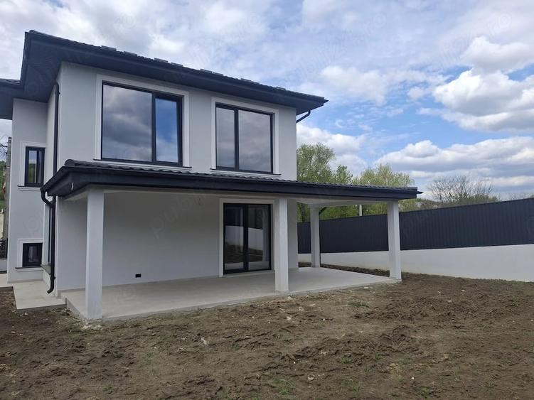 Casă cu 7 camere cu Teren 500 Mp în Bucium