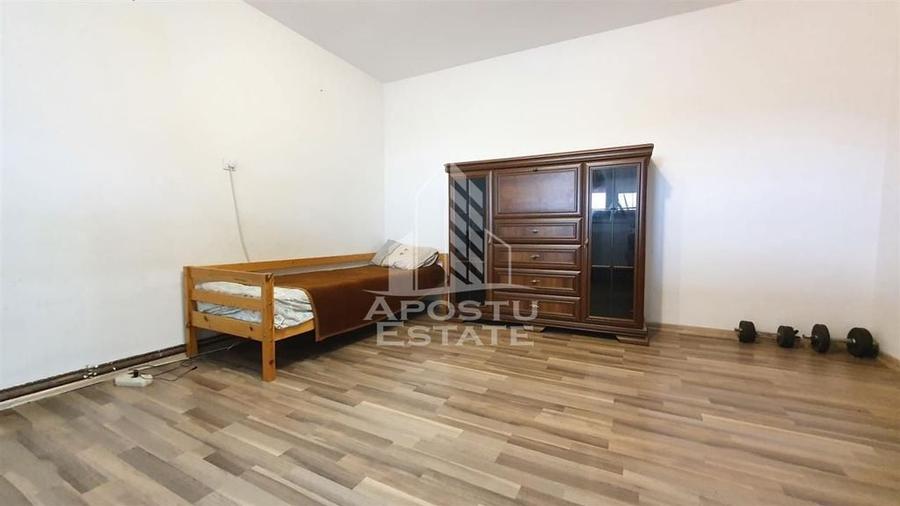 Apartament cu 4 camere semidecomandat, mobilat în Buziașului