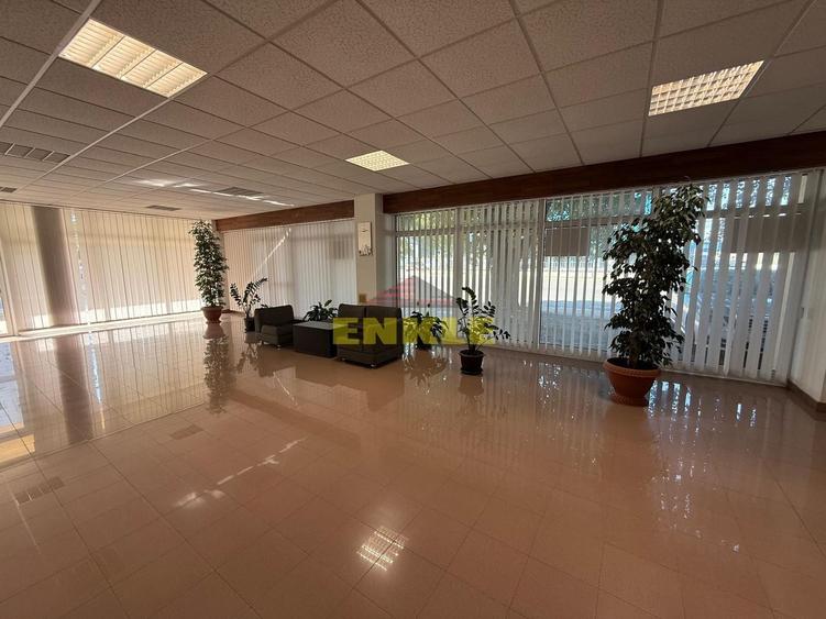 Birou, de 1,080 mp, în Est