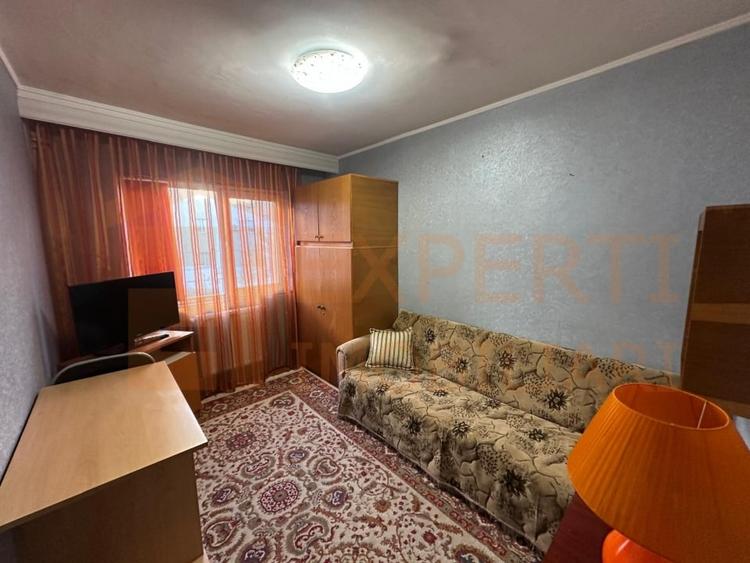 Apartament cu 3 camere semidecomandat, mobilat în Far