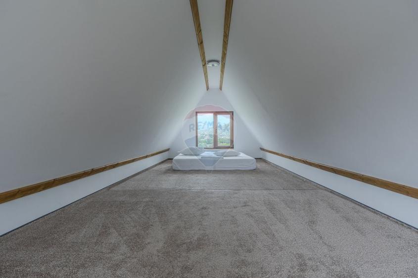 Casă individuală cu 5 camere cu Teren 2166 Mp în Bran